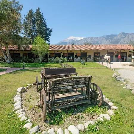 Club Berke Ranch International Horseback Riding Szálloda 3*