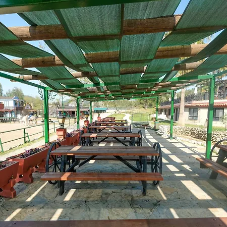 Club Berke Ranch International Horseback Riding Szálloda 3*